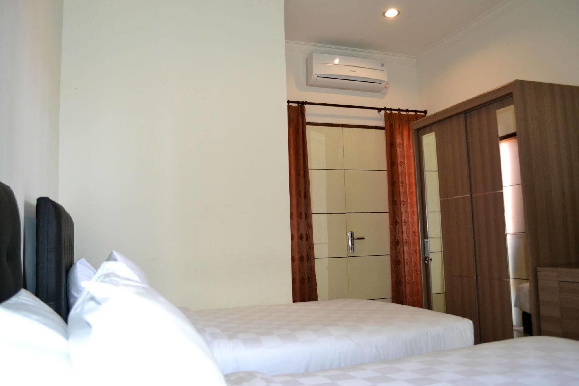 Ivanka Airport Inn Kuta Lombok Exterior foto